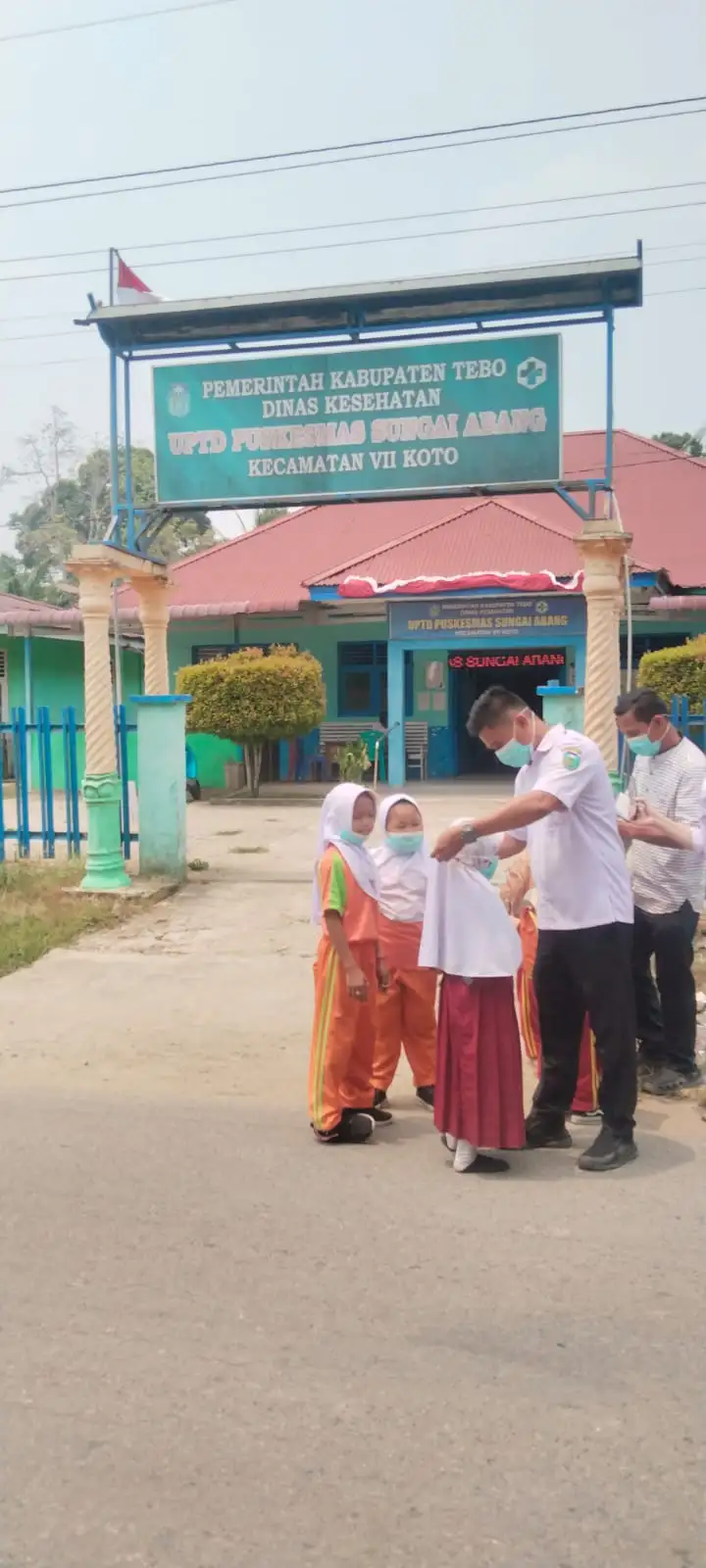 Puskesmas Sungai Abang Bagikan Masker Gratis untuk Warga Akibat Kabut Asap Riau-Jambi 