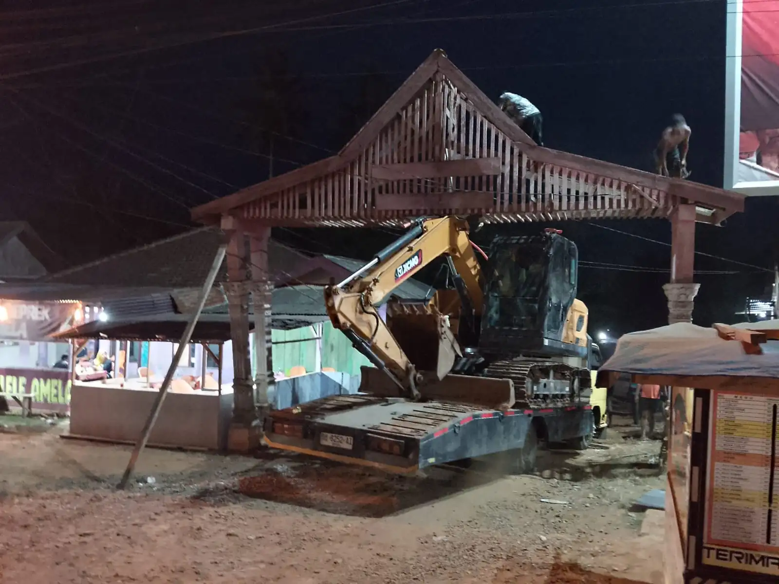 Alat Berat Diduga Milik Roki Nyangkut Dan Rusakkan Gapura Jalan 24 Desa Perintis Rimbo Bujang